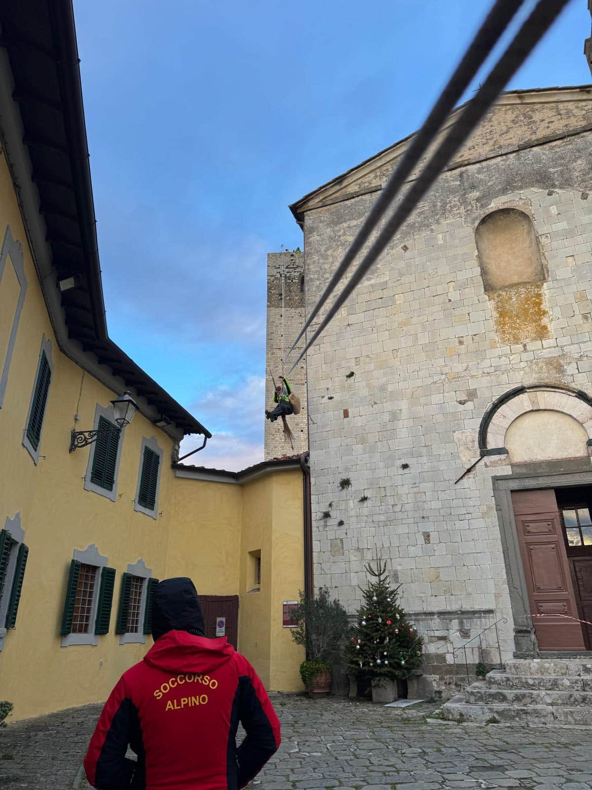 Il Soccorso Alpino Toscano vola dalla Torre del Barbarossa per la Befana.
I nos…